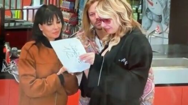 GF vip, Davide e Manila trovano un foglio degli autori.