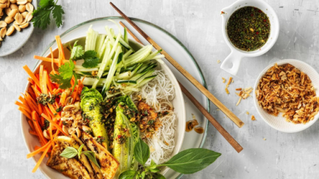 Tre ricette vegane con tofu, con verdure e asiatico con la menta.