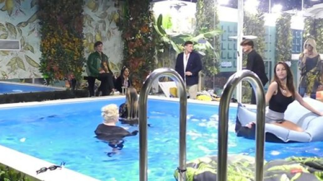 GF Vip, notte scatenata in piscina.