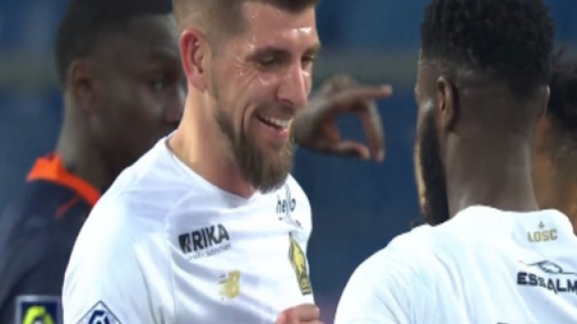 Xeka et Bamba jouent à pierre papier ciseau. Source : Capture Twitter