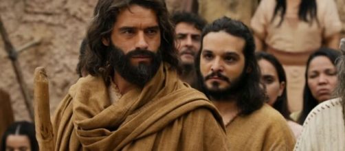Moisés e o seu povo em 'A Bíblia' (Reprodução/Record TV)