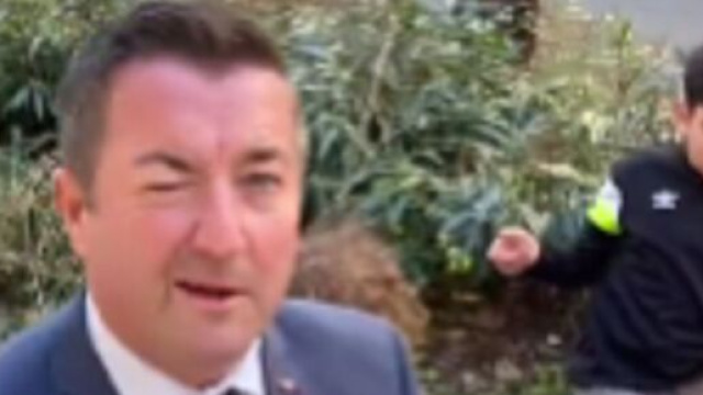 Le Maire de Poissy r&eacute;alise le 'Lucarne Challenge' et enflamme la toile (capture YouTube))