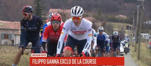 Il cambio di bici che ha portato alla squalifica di Filippo Ganna.