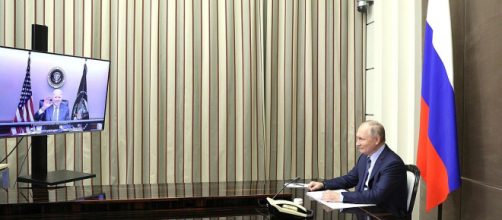 Joe Biden y Vladimir Putin durante una conversación telefónica (Kremlin.ru)