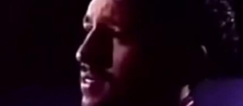 Marquinhos ému aux larmes après un message de sa famille, il dérape (capture YouTube)