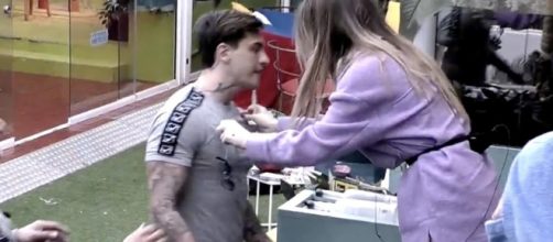 GFVip, la sorella di Basciano punge gli autori: 'Fate passare un ragazzo come un mostro'.