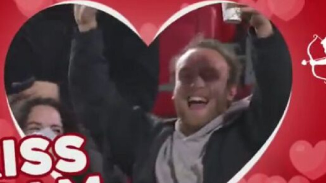 Un supporter de Mayorque fait le buzz à travers la Kiss Cam du club (capture YouTube)