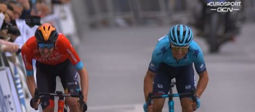 La volata tra Wout Poels e Alexey Lutsenko nella quarta tappa della Vuelta Andalucia.