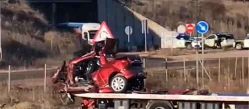 El estado en que quedó el coche que conducía el joven de 17 años tras el impacto en el que perdió la vida (Captura de vídeo)