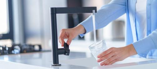 I medici consigliano di bere dai sei ai dieci bicchieri d’acqua al giorno (Foto Aquafarma©)