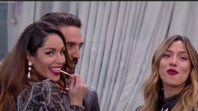 GFVip, Soleil e Delia si baciano di fronte anche a Katia che dice: 'Cosa fanno?' (video).