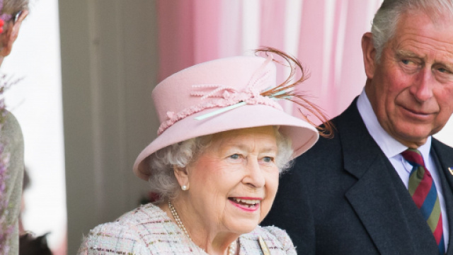 La regina Elisabetta e il principe Carlo.