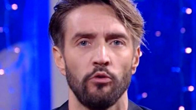 Grande Fratello Vip, Alex sbotta con la regia: 'Non voglio andare dagli altri, resto qui'.