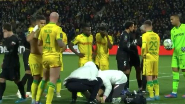 Le commentateur du PSG TV amer après la faute non sifflée de Pallois sur Mbappé. (crédit capture PSG TV)