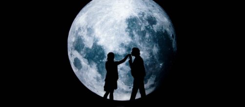 L'oroscopo del giorno 1° marzo: Luna in Pesci, amore in risalita per Bilancia (2ª metà).