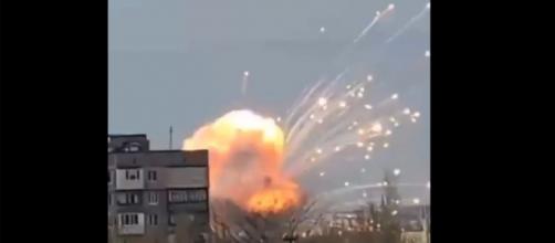 Misiles estallaron en varios objetivos militares (Captura vídeo de Twitter)