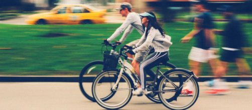 Ciclismo e sicurezza, le attuali regole per i ciclisti in attesa del ddl: vietato trasportare persone