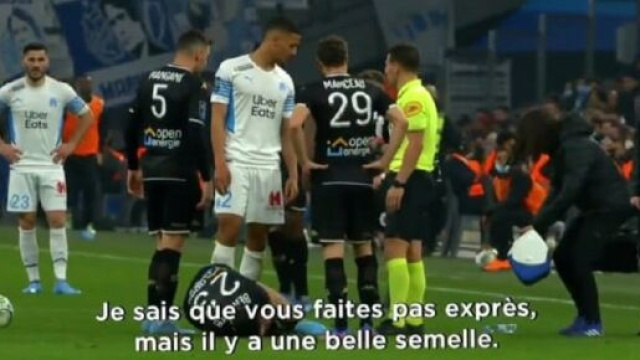 'Il y a une belle semelle', l'échange avec les micros en Saliba et l'arbitre font parler (capture YouTube)