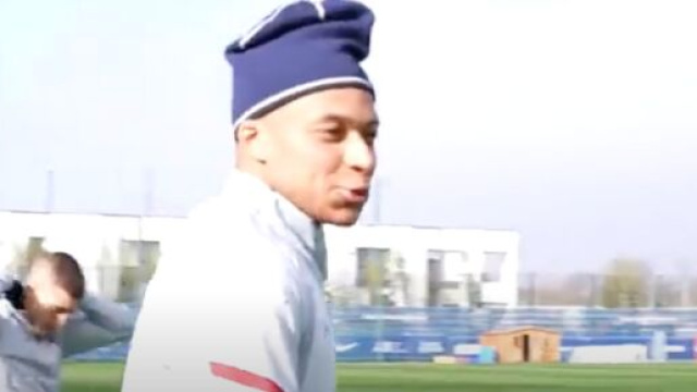Kylian Mbappé moqueur au côté de Marco Verratti. (crédit YouTube PSG)