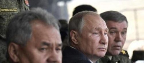 Putin insieme ad alcuni suoi generali