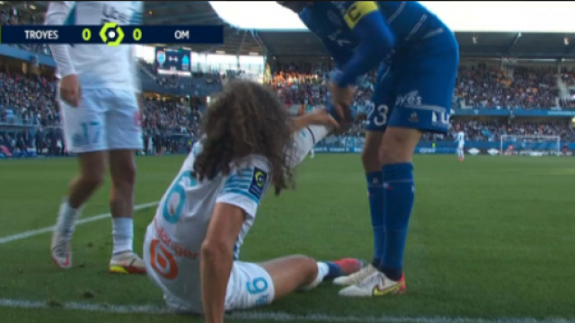 Adil Rami chambre Guendouzi qui avait subi une faute après un tacle sur sa cheville. (crédit Twitter)