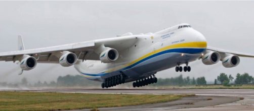 El avión más grande del mundo estaba estacionado en un aeropuerto cerca de la capital de Ucrania (Twitter, DmytroKuleba)