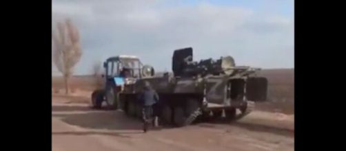 Momento en el que unos granjeros ucranianos roban el tanque ruso (Imagen: twitter)
