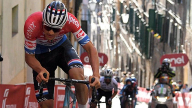 Mathieu Van der Poel, vincitore un anno fa della Strade Bianche, uno degli appuntamenti clou del ciclismo di marzo.