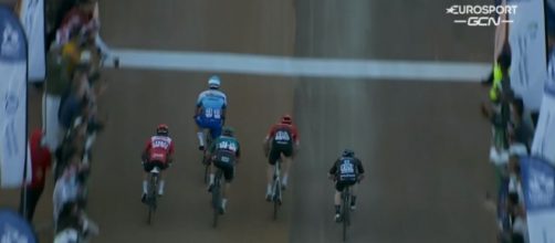 La volata vincente di Groenewegen nella terza tappa del Saudi Tour.