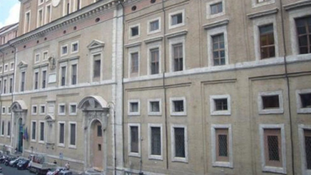 In foto la facciata del Liceo Visconti di Roma.