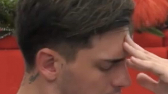 Grande Fratello Vip, Alessandro perde le staffe.