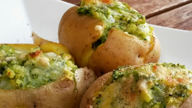 Patate ripiene di formaggio, funghi e salmone, un ottimo secondo piatto.