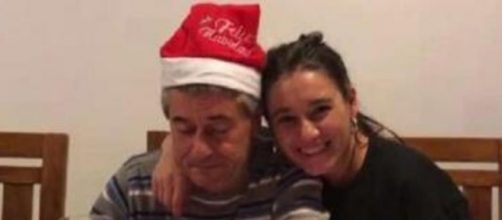 Esther López jun to a su padre en la pasada Navidad (RRSS)