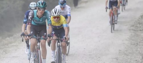 Remco Evenepoel nel contestato tratto sterrato della Volta Valenciana