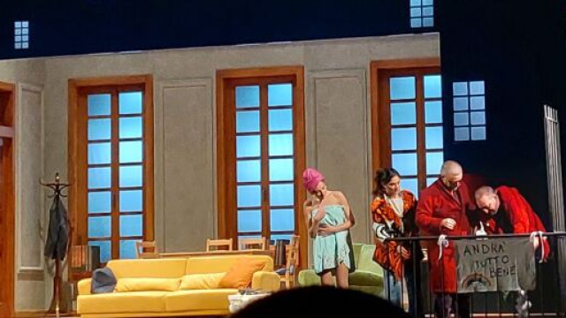 Risate e riflessioni nella commedia “Ehi… Prof Posso venire la prossima volta?“