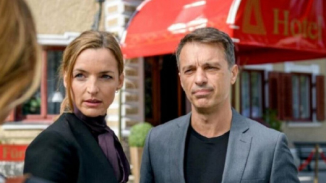 Tempesta d'amore, trame tedesche: Robert e Cornelia apprendono di non essere fratelli.