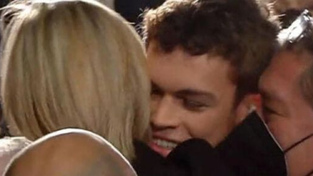 Blanco abbraccia la sua mamma dopo la vittoria al Festival di Sanremo.