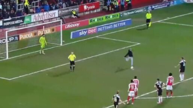 Un supporter vient frapper un penalty 'à contre sens', le joueur le ratera ensuite - Source : capture d'écran, Twitter