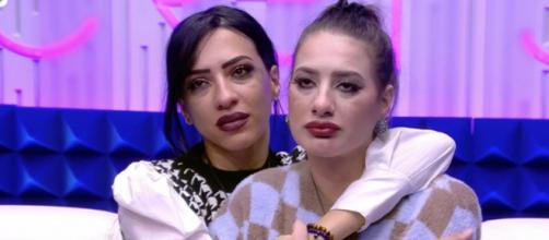 Laila y Nissy se rompieron al recordar los abusos que sufrieron cuando niñas (Telecinco)