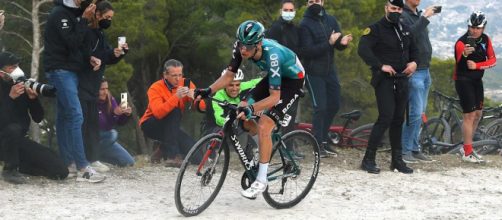 Il vincitore Vlasov sul contestato sterrato della Volta Valenciana.