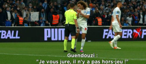 Mattéo Guendouzi en train de parler avec l'arbitre d'OM-Angers - Source : capture d'écran, Prime Video