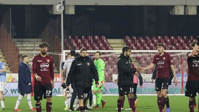 I calciatori granata che escono dal campo.