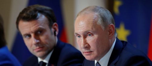 Crisi ucraina, in foto Macron e Putin.