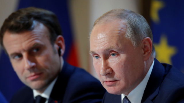 Crisi ucraina, in foto Macron e Putin.