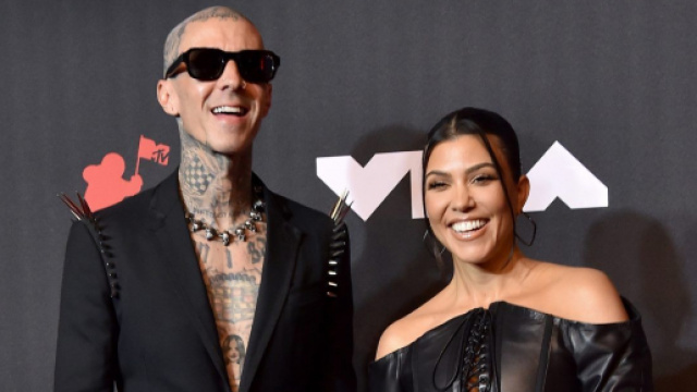 Kourtney Kardashian et Travis Barker évoquent leur date de mariage - Source : Pinterest