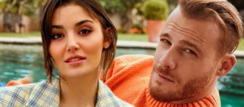 Hande Erçel e Kerem Bürsin, rumor rottura: lasciati 'a malincuore' per colpa dei manager.