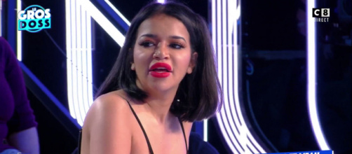 Ruby Nikara sur le plateau de TPMP entouré des chroniqueurs de Cyril Hanouna, source : capture d’écran C8.