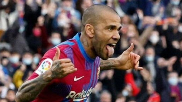 Dani Alves affiche son admiration pour Karim Benzema et déclenche un tollé sur Twitter (capture YouTube)