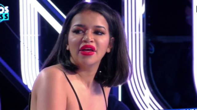 Ruby Nikara sur le plateau de TPMP entouré des chroniqueurs de Cyril Hanouna, source : capture d’écran C8.