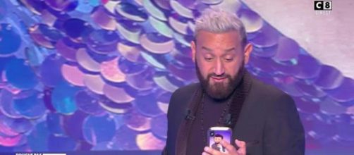 Cyril Hanouna sur le plateau de TPMP qui ignore quel est la véritable identité de Miss Amal. Source : capture d’écran C8.